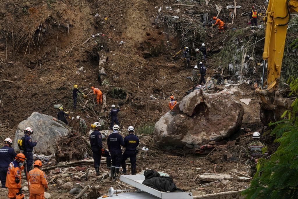 Rescatistas buscan cuerpos tras un deslizamiento en Pereira