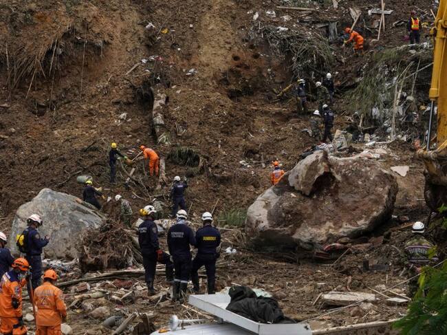 Rescatistas buscan cuerpos tras un deslizamiento en Pereira