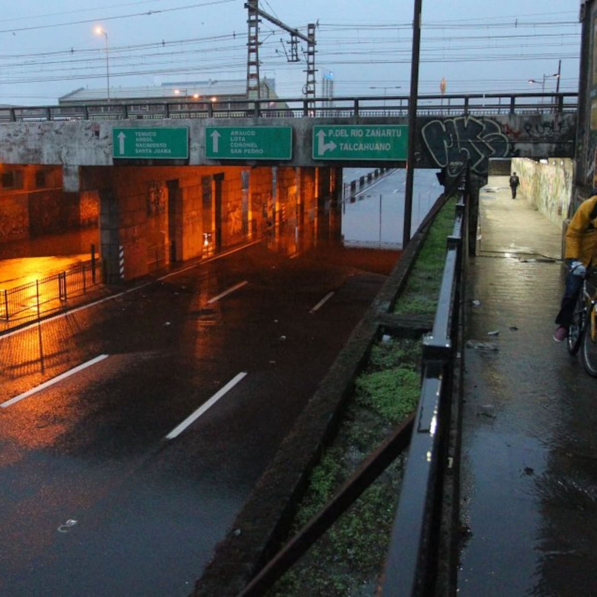Hallan cuerpo de hombre en paso bajo nivel anegado por las lluvias en San Bernardo