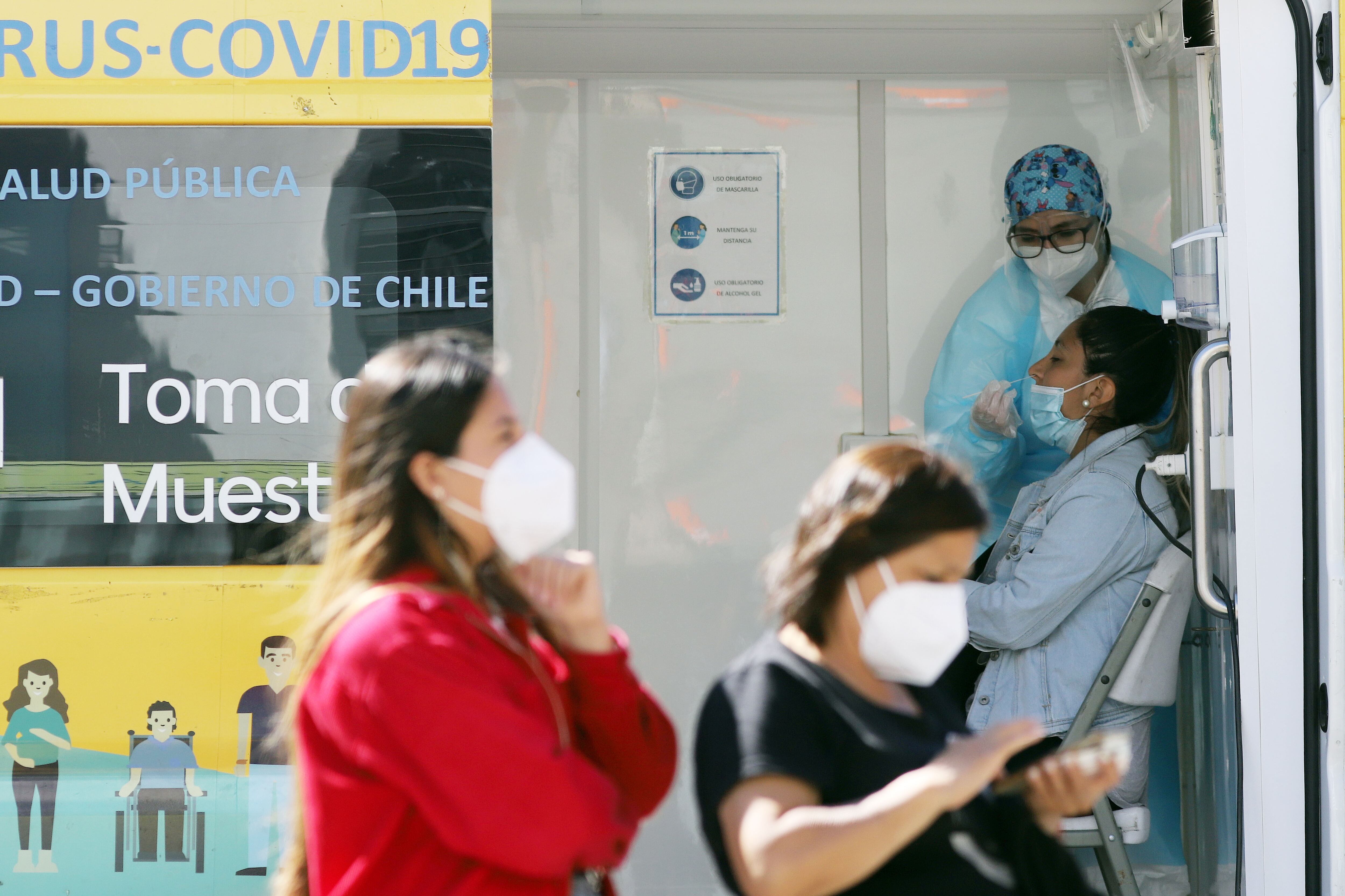 17 DE ENERO DE 2022/VALPARAISOGran cantidad de personas se acercaron a la plaza Sotomayor, donde se encuentra el TTA Movil, para realizarse en PCR preventivo, ante al aumento de contagios de Covid-19
FOTO: MANUEL LEMA OLGUIN/AGENCIAUNO