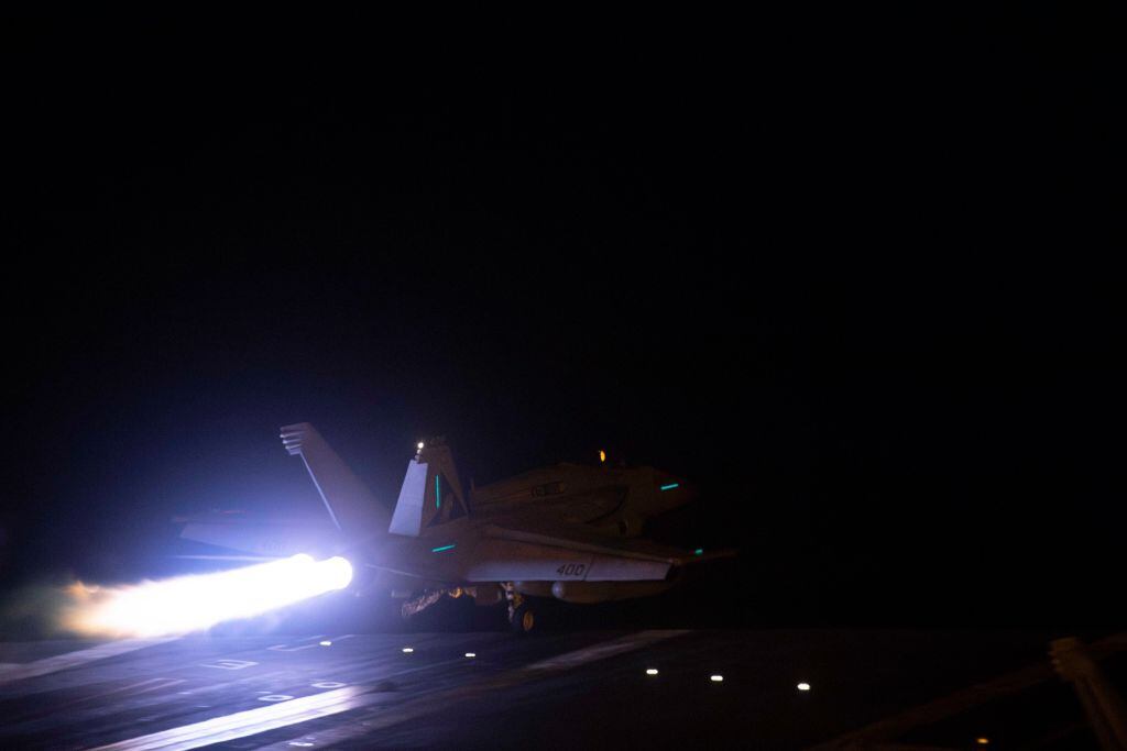 Un avión de combate despega para ser parte de los ataques de Estados Unidos y el Reino Unido en contra de Yemen en el Medio Oriente.