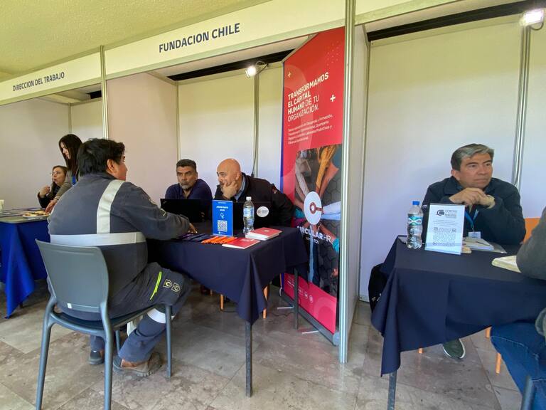 Comienza feria laboral para trabajadores despedidos de Siderúrgica Huachipato: habrá más de 500 cupos