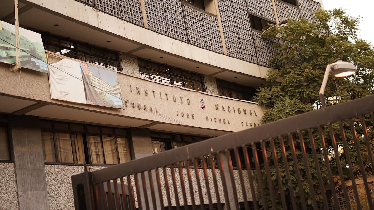 Alerta en los liceos emblemáticos: amenazas de tiroteos llevan al SLEP a pedir intervención de Fiscalía