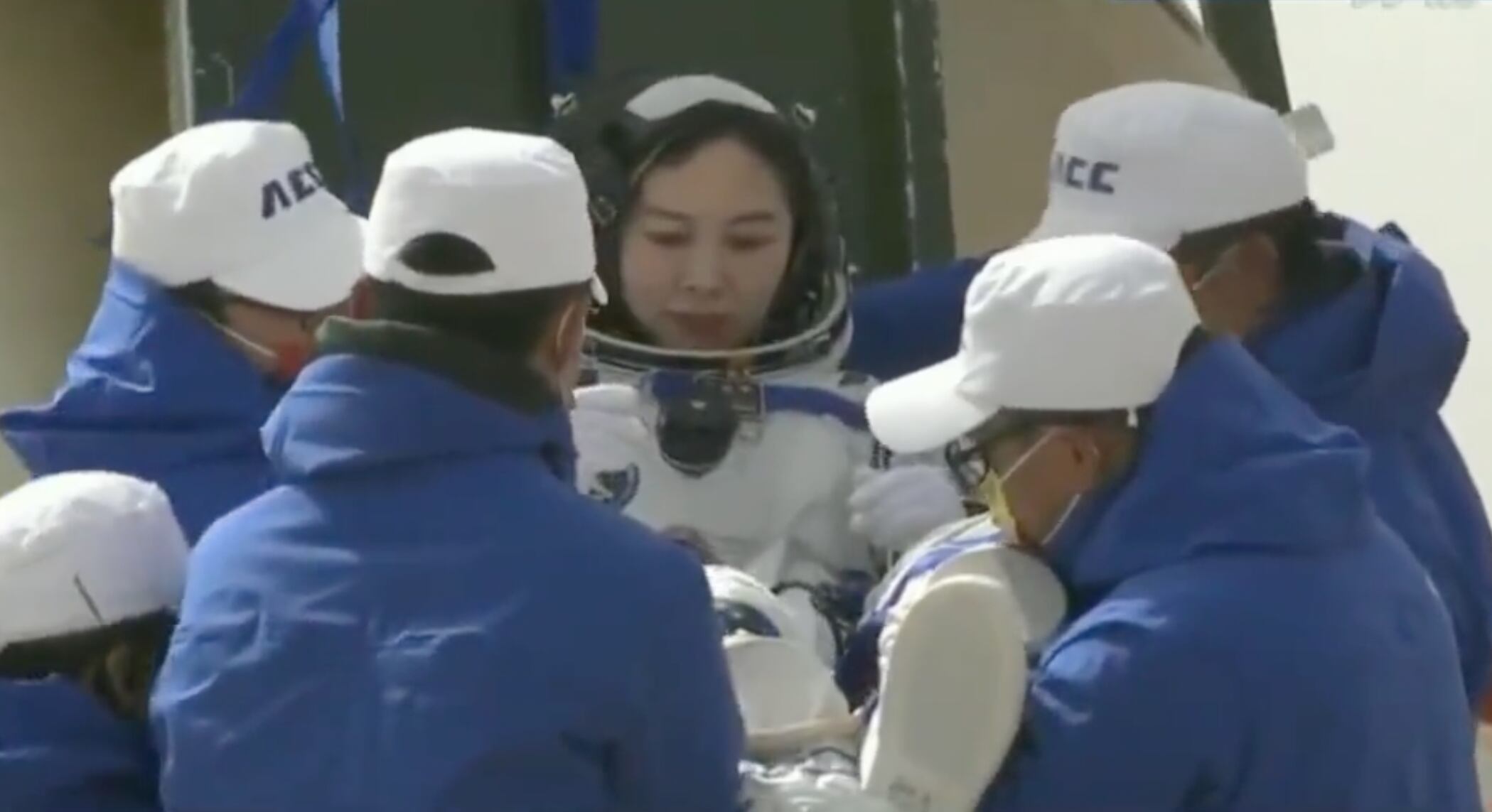 La astronauta china Wang Yaping desciende de la cápsula Shenzhou-13