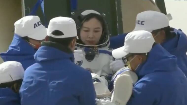 La astronauta china Wang Yaping desciende de la cápsula Shenzhou-13
