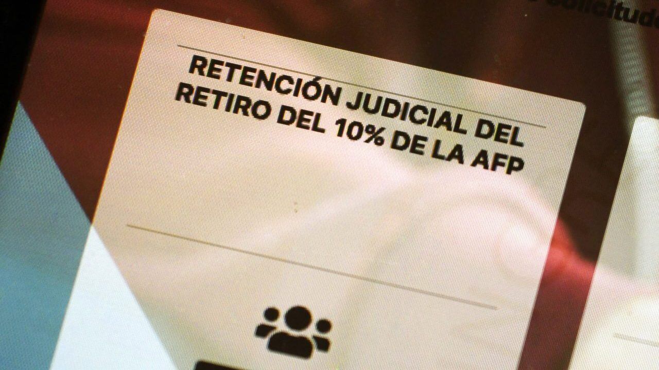 30 de Julio de 2020/SANTIAGOPlataforma del poder judicial www.poderjudicial.cl ,se  puede realizar la solicitud de la retencin del retiro del 10% de la AFP por concepto de deudas de pensin de alimento  en medio de la pandemia por Covid 19 que se vive en el Pas
Mientras un 84% de los padres en Chile no pagan la pensin por alimentos para sus hijos, hay un 16% que s cumple con esa obligacin. Mientras ms de 100 mil personas han solicitado la retencin del 10% de las AFP para pagar pensiones atrasadas. Adems, el Gobierno anunci la retencin del 50% del bono para la clase media para estos deudores. Aqu tres padres cuentan la otra vereda de esa realidad.
**ENCUENTRA LA NOTA COMPLETA EN SECCION NOTICIAS GENERALES**
FOTO:PABLO OVALLE ISASMENDI / AGENCIAUNO