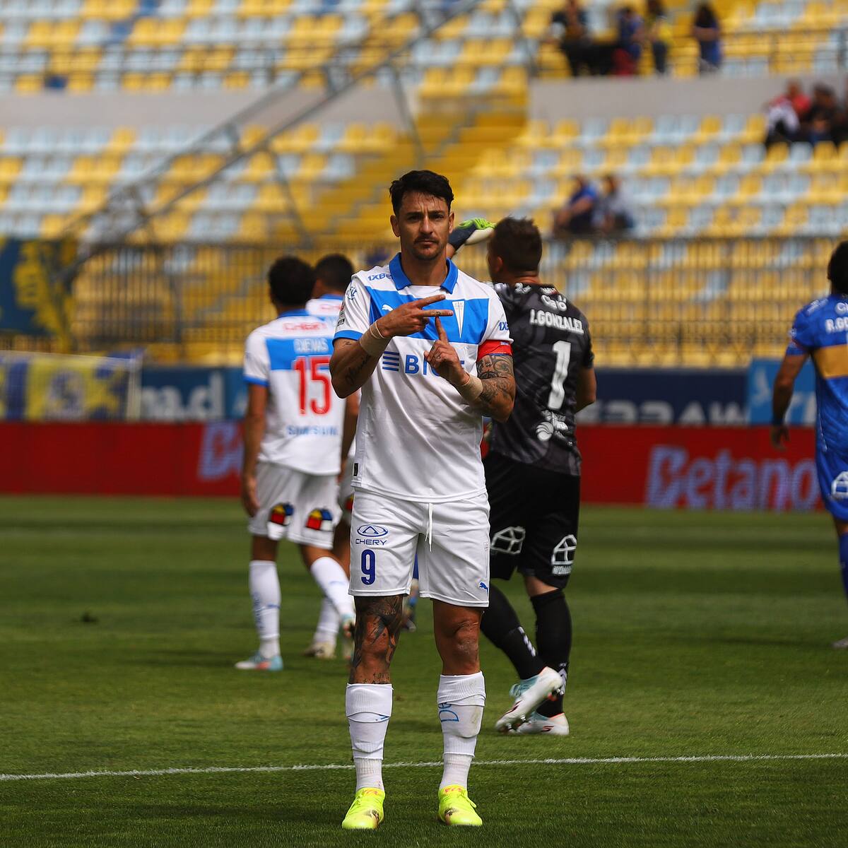 Zampedri se deshace de Everton en menos de una hora y mantiene a la UC con la ilusión viva por el “Chile 2″
