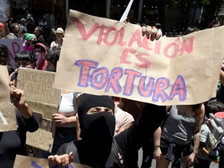 Marchas feministas se toman México ante las denuncias de violaciones por parte de policías