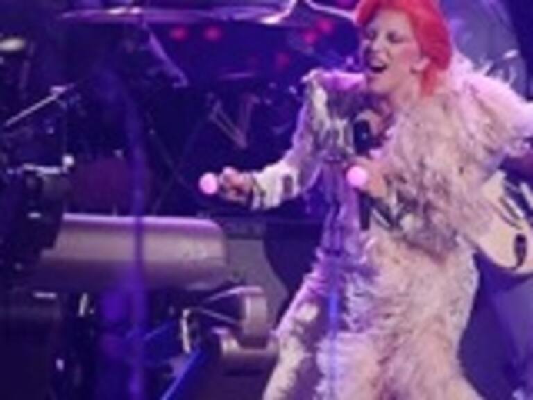 Lady Gaga recordó el legado de David Bowie en su homenaje al inglés en los Grammys