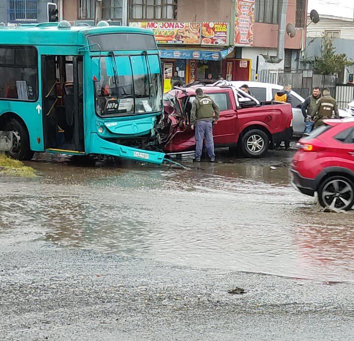 Hombre muere tras chocar contra una micro mientras escapaba de Carabineros