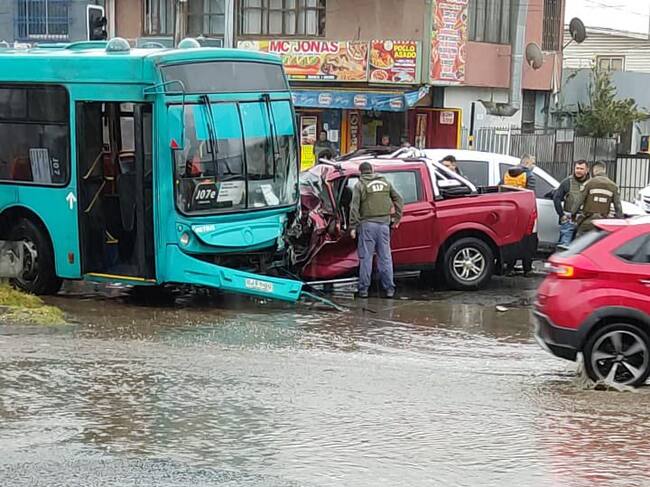 Hombre muere tras chocar contra una micro mientras escapaba de Carabineros