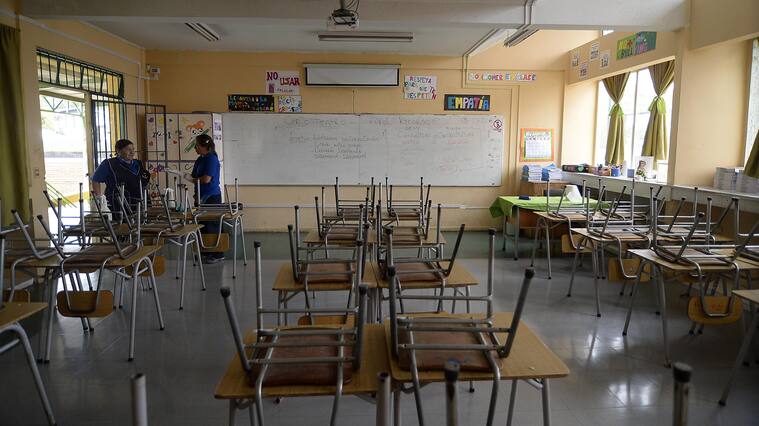 16 DE MARZO / QUILPUE Personal de aseo en la sala de clases vaca del colegio Manuel Bulnes, durante el primer dia de suspensin de clases debido a la implementacin de nuevas medidas para prevenir el Coronavirus en el pas.
FOTO: PABLO OVALLE ISASMENDI/AGENCIAUNO