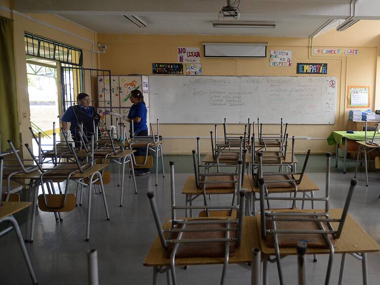 16 DE MARZO / QUILPUE Personal de aseo en la sala de clases vaca del colegio Manuel Bulnes, durante el primer dia de suspensin de clases debido a la implementacin de nuevas medidas para prevenir el Coronavirus en el pas.
FOTO: PABLO OVALLE ISASMENDI/AGENCIAUNO