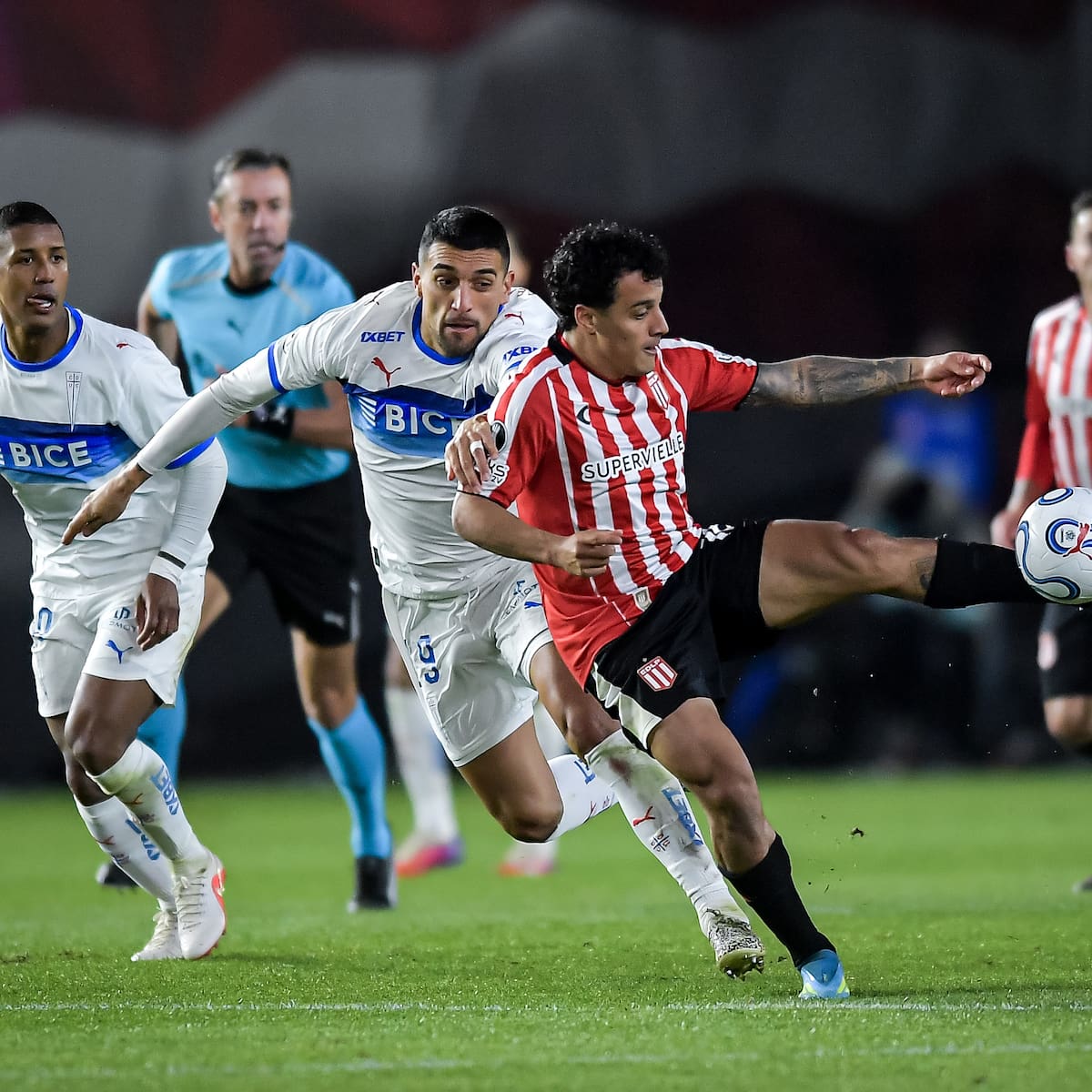 Confunden a la UC con la U de Chile en Argentina: el llamativo error tras el empate contra Estudiantes por Copa Libertadores