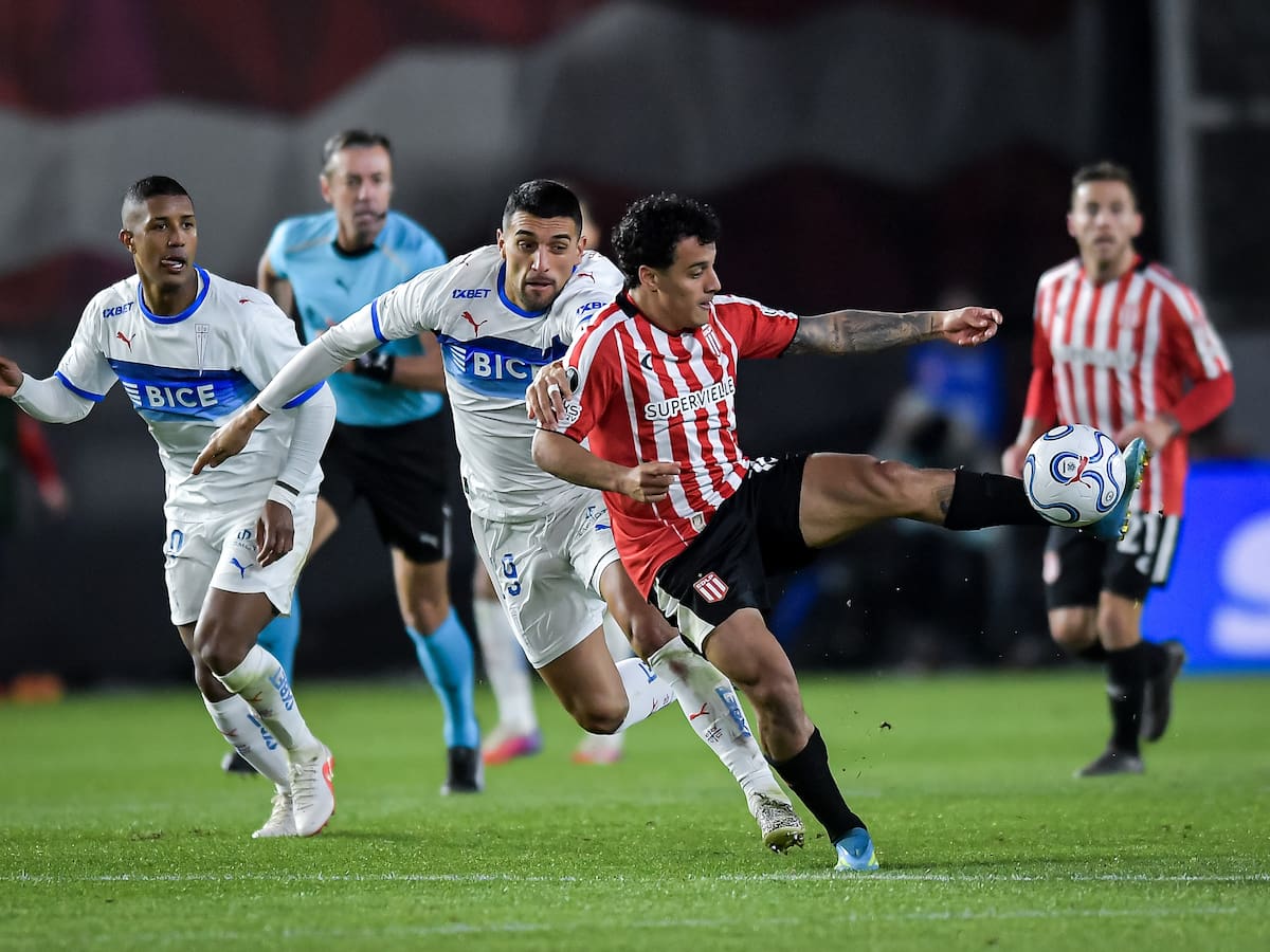 Confunden a la UC con la U de Chile en Argentina: el llamativo error tras el empate contra Estudiantes por Copa Libertadores