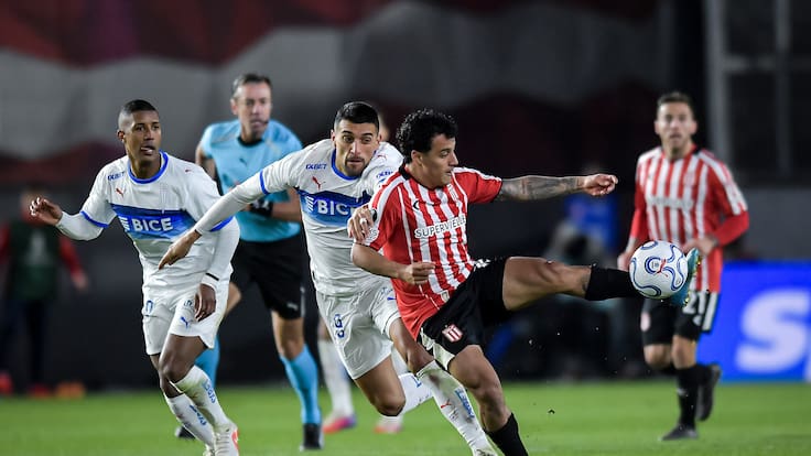 Confunden a la UC con la U de Chile en Argentina: el llamativo error tras el empate contra Estudiantes por Copa Libertadores