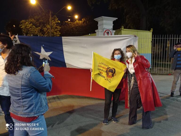 Cathy Barriga festejó triunfo del Apruebo junto a vecinos en la Municipalidad de Maipú