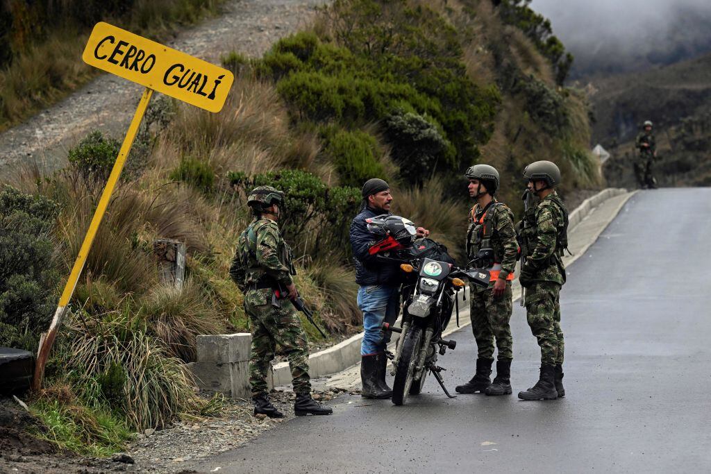 Soldados de Colombia realizando un control vehicular