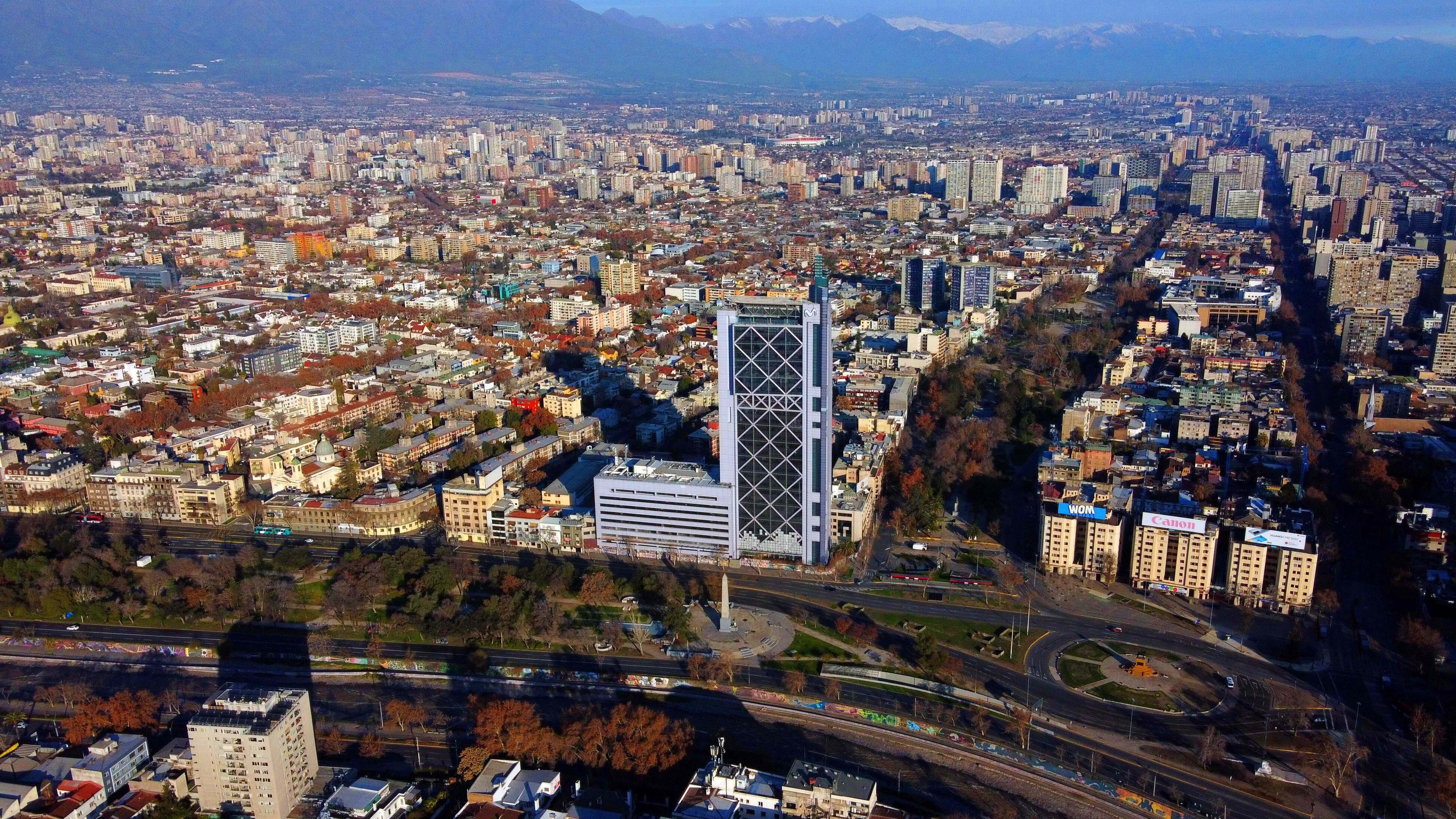 9 de Agosto de 2020/SANTIAGO
Imagen aérea, durante ultimo día de cuarentena en la comuna de Providencia, la cual a contar de este Lunes 10 pasara a la etapa 2 de transición del gobierno del plan de "Paso a paso", en medio de la pandemia de COVID-19.
FOTO: JOSE FRANCISCO ZUÑIGA/AGENCIAUNO