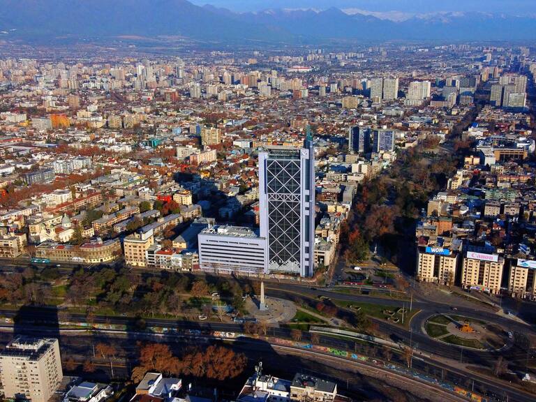 9 de Agosto de 2020/SANTIAGO
Imagen aérea, durante ultimo día de cuarentena en la comuna de Providencia, la cual a contar de este Lunes 10 pasara a la etapa 2 de transición del gobierno del plan de "Paso a paso", en medio de la pandemia de COVID-19.
FOTO: JOSE FRANCISCO ZUÑIGA/AGENCIAUNO