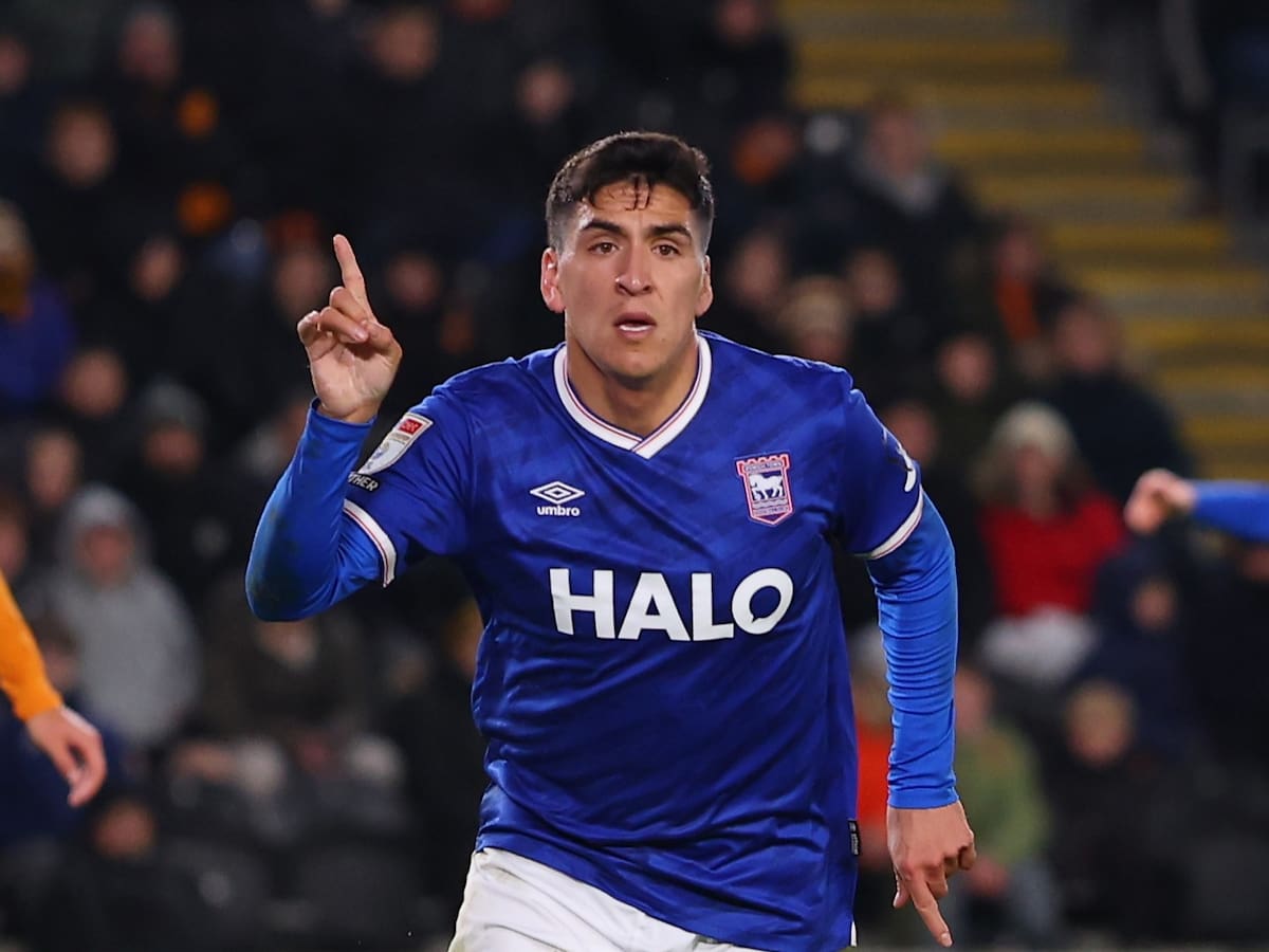 El golazo de Marcelino Núñez para liderar el triunfo del Ipswich Town en la Championship