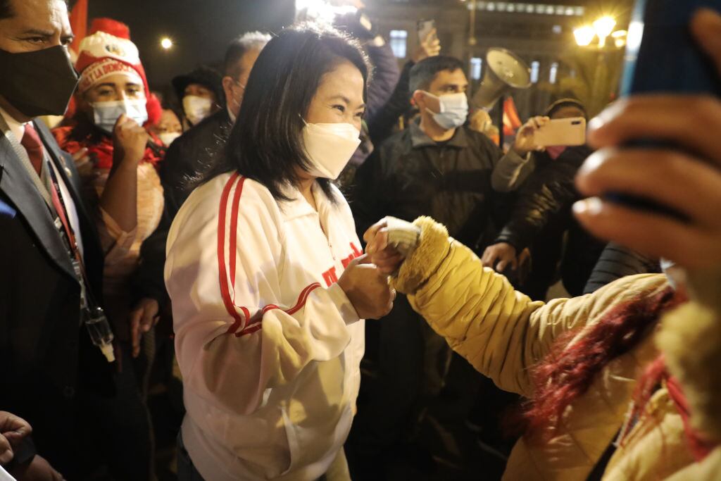 Keiko Fujimori marchó junto al grupo de choque «La Resistencia» en Lima
