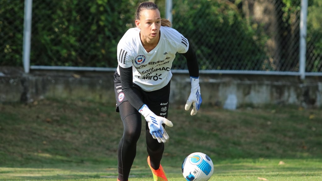 La advertencia de Christiane Endler ante la profesionalización del fútbol femenino en Chile