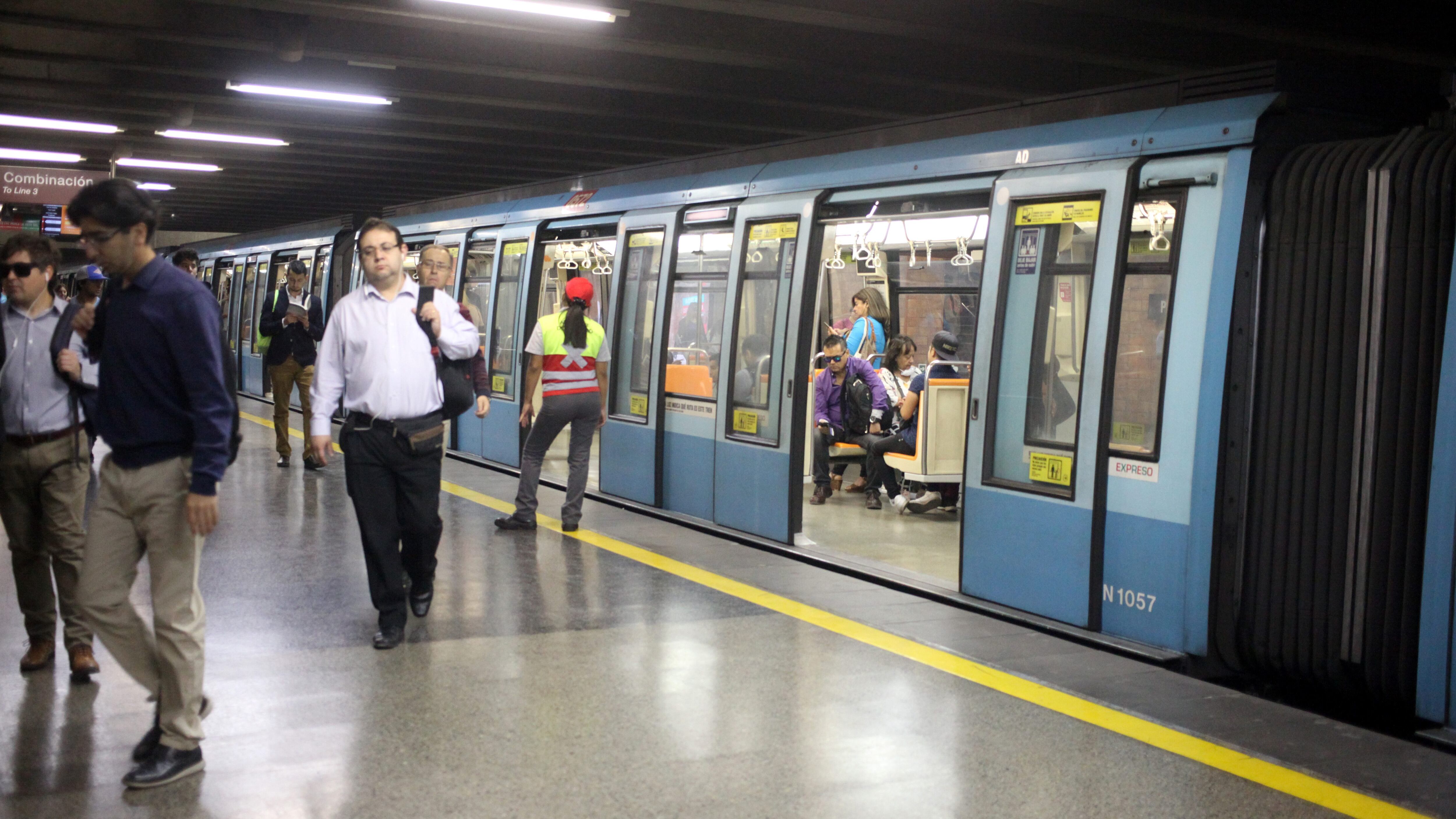 18 de Marzo 2020/ SANTIAGO
Personas transitan por el anden de estacion Plaza de Armas, disminuye la afluencia de personas, tras las medidas impuestas por el gobierno para prevenir el contagio del Coronavirus al alcanzar la fase 4, Santiago.
FOTO: AILEN DÍAZ/AGENCIAUNO
