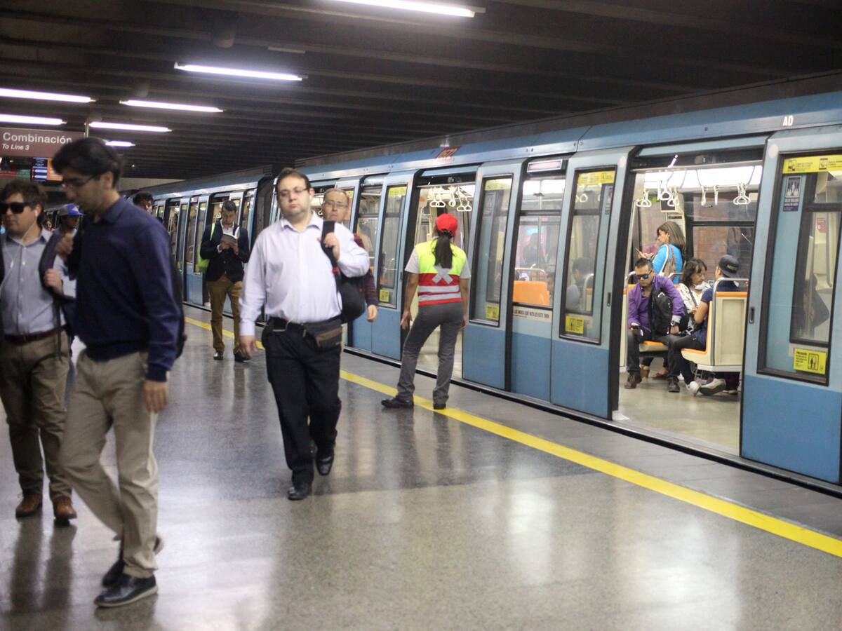 Altas aglomeraciones se registraron en las afueras de las estaciones de Metro y paraderos