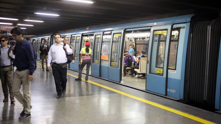 18 de Marzo 2020/ SANTIAGO
Personas transitan por el anden de estacion Plaza de Armas, disminuye la afluencia de personas, tras las medidas impuestas por el gobierno para prevenir el contagio del Coronavirus al alcanzar la fase 4, Santiago.
FOTO: AILEN DÍAZ/AGENCIAUNO