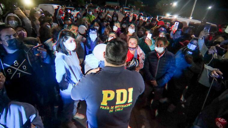 26 DE FEBRERO DE 2021 / TALCAHUANOPersonas llegan a esperar la llegada del to abuelo Jorge Eduardo Escobar , nico detenido por la muette de Toms Bravo a las afueras de la Brigada de homicidios de Talcahuano.
FOTO: CAMILO CASTRO/ AGENCIAUNOO