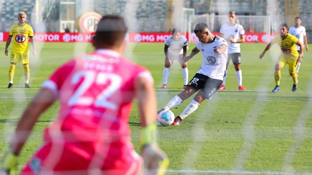 29 de Febrero del 2020/SANTIAGOEl jugador Leonardo Valencia (D) desperdicia el lanzamiento penal y se lamenta ,durante el partido valido por la sexta fecha del campeonato AFP Plan Vital entre Colo Colo y Universidad de Concepcion, disputado en el Estadio Nacional.
FOTO:SEBASTIAN ORIA/AGENCIAUNO
