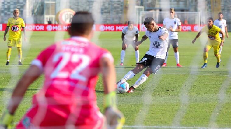 29 de Febrero del 2020/SANTIAGOEl jugador Leonardo Valencia (D) desperdicia el lanzamiento penal y se lamenta ,durante el partido valido por la sexta fecha del campeonato AFP Plan Vital entre Colo Colo y Universidad de Concepcion, disputado en el Estadio Nacional.
FOTO:SEBASTIAN ORIA/AGENCIAUNO