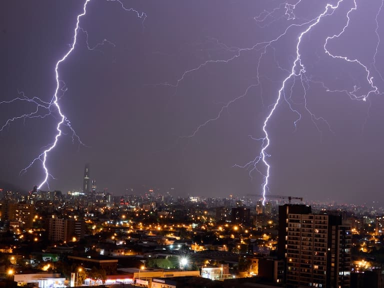 Emiten aviso por probables tormentas eléctricas en la Región Metropolitana y otras cinco regiones de la zona centro y sur del país