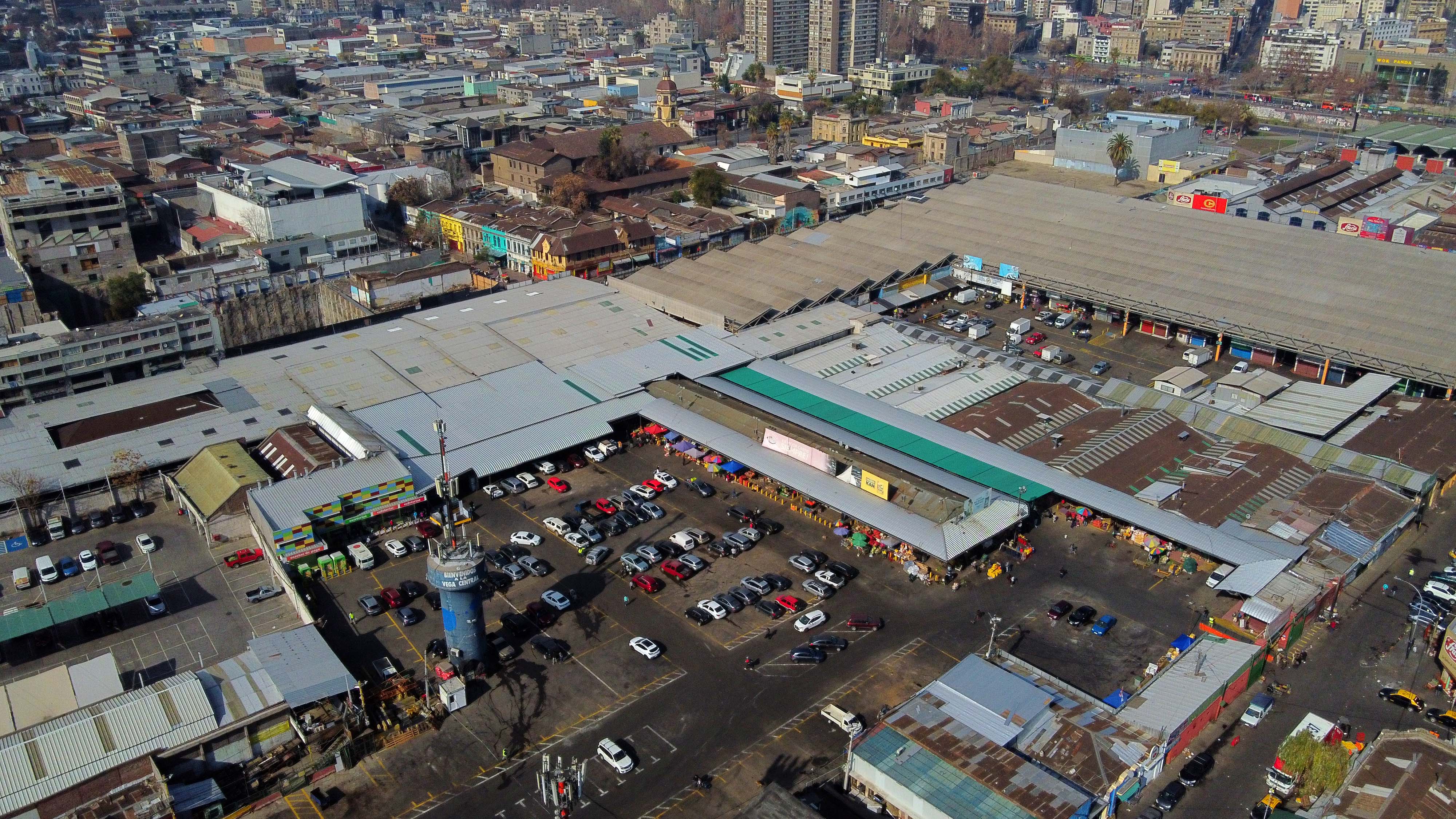 19 de Julio de 2020/SANTIAGO
Imágenes Aéreas del lugar, durante personas realizan compras en la Vega Central en la comuna de Recoleta, en medio de la pandemia de COVID-19.
FOTO: JOSE FRANCISCO ZUÑIGA/AGENCIAUNO