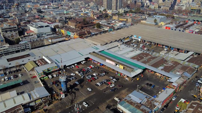 19 de Julio de 2020/SANTIAGO
Imágenes Aéreas del lugar, durante personas realizan compras en la Vega Central en la comuna de Recoleta, en medio de la pandemia de COVID-19.
FOTO: JOSE FRANCISCO ZUÑIGA/AGENCIAUNO