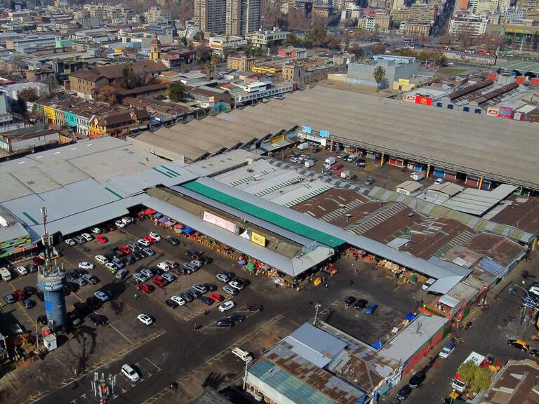 19 de Julio de 2020/SANTIAGO
Imágenes Aéreas del lugar, durante personas realizan compras en la Vega Central en la comuna de Recoleta, en medio de la pandemia de COVID-19.
FOTO: JOSE FRANCISCO ZUÑIGA/AGENCIAUNO