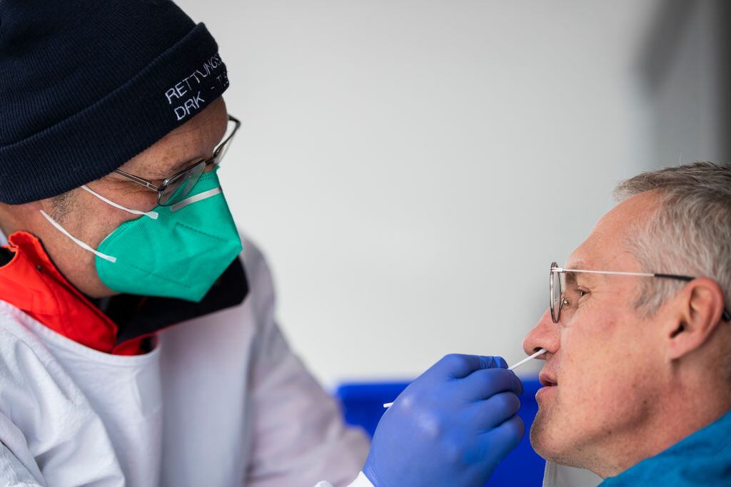 Trabajadora de la salud realiza un examen del Covid-19 en Tubinga