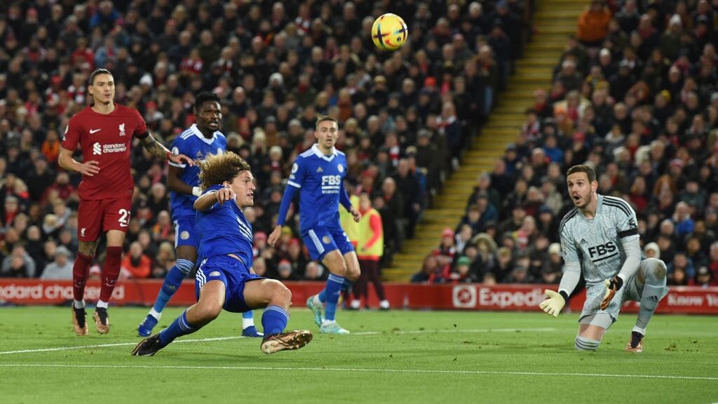 Los insólitos autogoles de Wout Faes con que Liverpool derrotó a Leicester