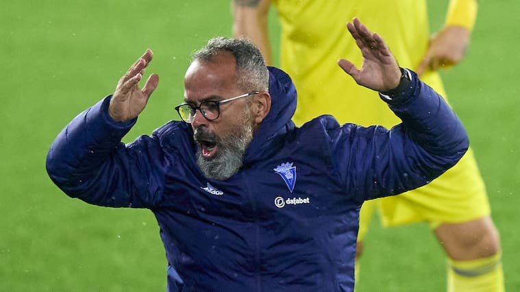 VIGO, SPAIN - DECEMBER 14: Alvaro Cervera the manager of Cadiz CF reacts during the La Liga Santander match between RC Celta and Cadiz CF at Abanca-Balaídos on December 14, 2020 in Vigo, Spain. Sporting stadiums around the Spain remain under strict restrictions due to the Coronavirus Pandemic as Government social distancing laws prohibit fans inside venues resulting in games being played behind closed doors. (Photo by Jose Manuel Alvarez/Quality Sport Images/Getty Images)