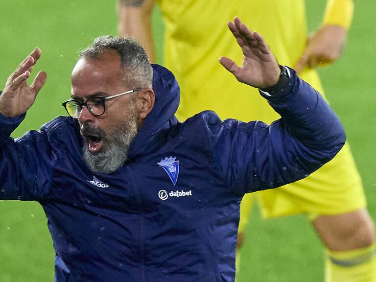 VIGO, SPAIN - DECEMBER 14: Alvaro Cervera the manager of Cadiz CF reacts during the La Liga Santander match between RC Celta and Cadiz CF at Abanca-Balaídos on December 14, 2020 in Vigo, Spain. Sporting stadiums around the Spain remain under strict restrictions due to the Coronavirus Pandemic as Government social distancing laws prohibit fans inside venues resulting in games being played behind closed doors. (Photo by Jose Manuel Alvarez/Quality Sport Images/Getty Images)