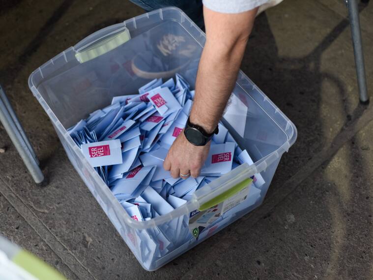 27 DE OCTUBRE DEL 2024 / SANTIAGO
CONTEO DE VOTOS.
EN EL ESTADIO NACIONAL, VOCALES DE MESAS REALIZAN CONTEO DE VOTOS CORRESPONDIENTE A LAS ELECCIONES MUNICIPALES Y DE GOBERNADORES REGIONALES.
HERNÁN URTUBIA / AGENCIAUNO