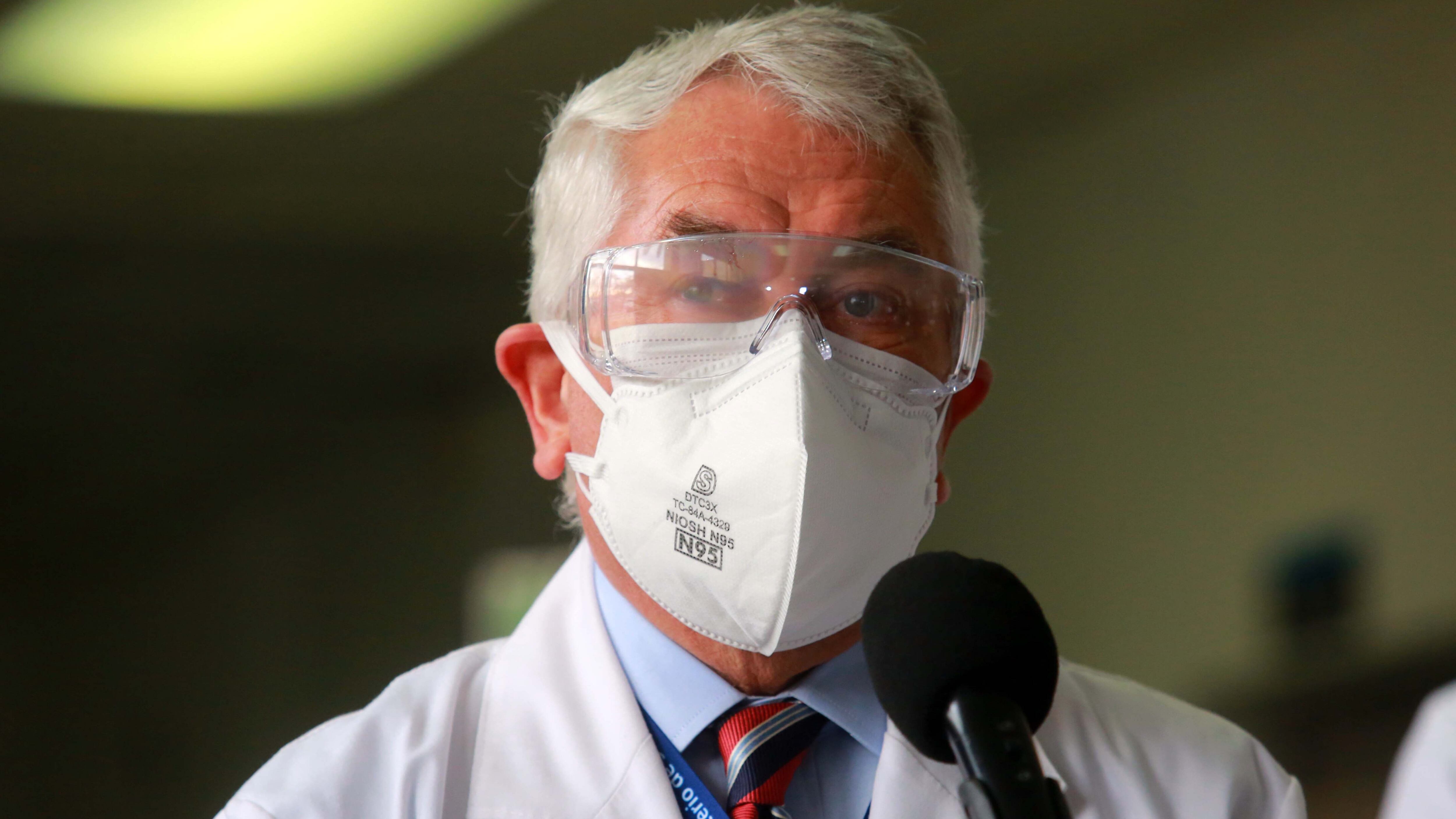 19 de Junio del 2020/ SANTIAGO
El ministro de salud Enrique Paris habla a los medios de comunicacin, durante visita al Cesfam Salvador Bustos de la comuna de uloa, en medio de la pandemia de COVID-19.
Fotos: JOS FRANCISCO ZUIGA/ AGENCIAUNO