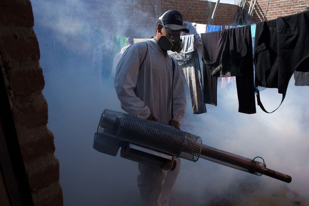 Un efectivo del ejército es parte del operativo de fumigación contra el mosquito del dengue en diferentes barrios en las ciudades del Perú.