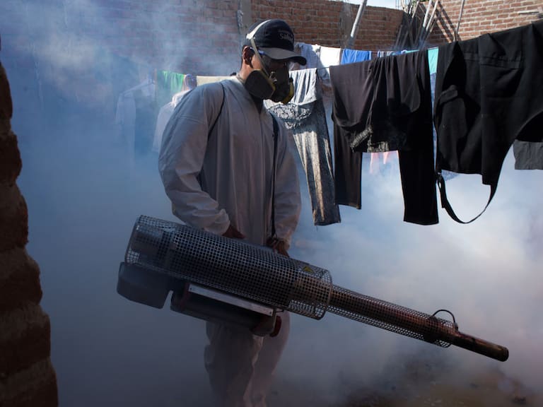 Un efectivo del ejército es parte del operativo de fumigación contra el mosquito del dengue en diferentes barrios en las ciudades del Perú.