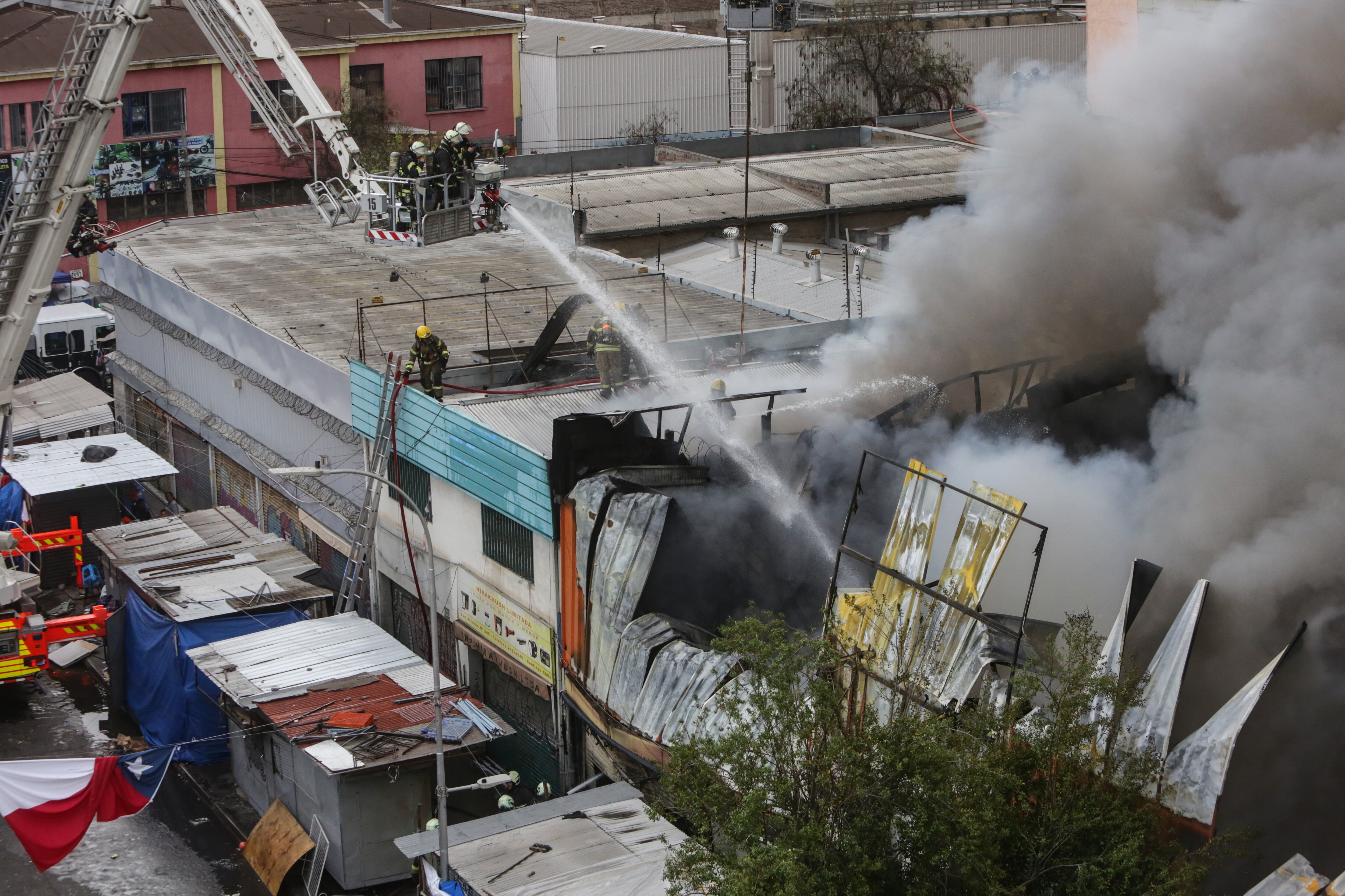 29 DE SEPTIEMBRE 2024 / SANTIAGOEl Cuerpo de Bomberos de Santiago responde con una veintena de carros ante una 3ª Alarma de incendio declarado en establecimientos comerciales de San Alfonso y Sazié, en la comuna de Santiago.
FOTO: LUKAS SOLIS / AGENCIAUNO