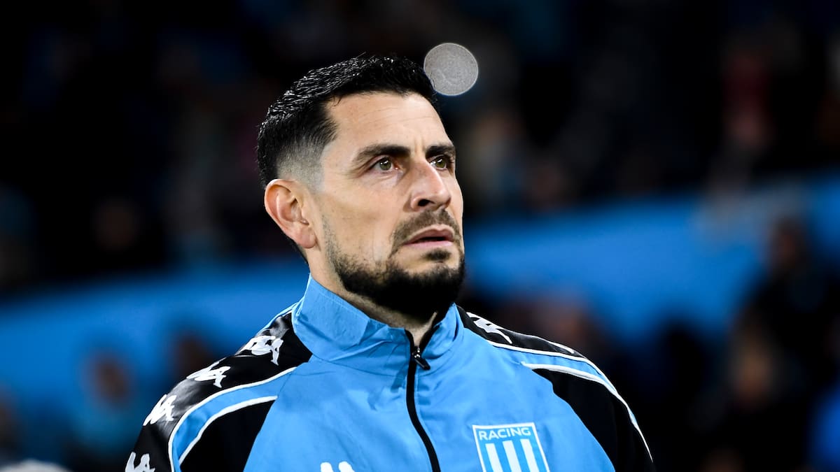 Gabriel Arias desata conflicto interno en Racing: chileno criticó a su equipo y un compañero le respondió en redes sociales