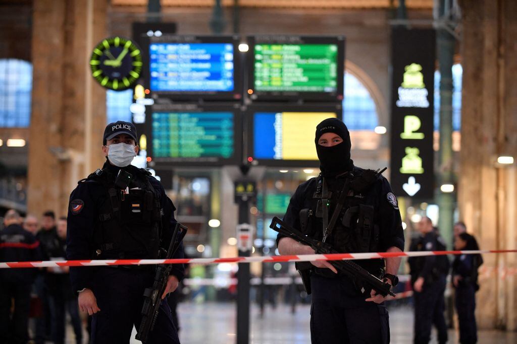 Policías de Francia custodian la zona del ataque en Gare du Nord