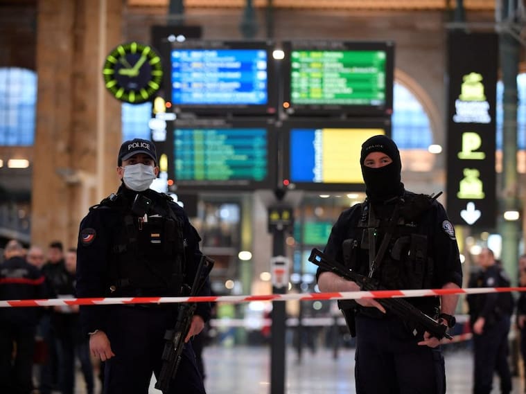 Policías de Francia custodian la zona del ataque en Gare du Nord