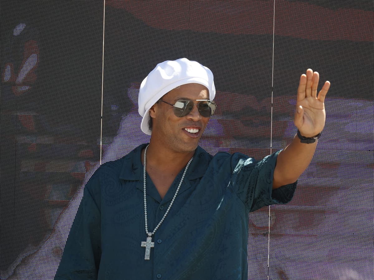 Ronaldinho anunció su debut musical con colaboraciones internacionales